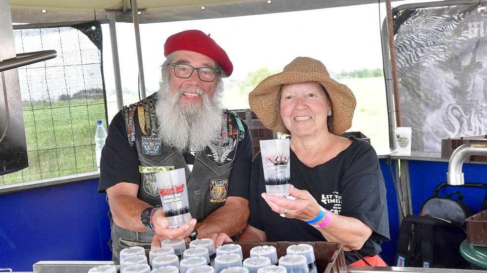 Jürgen Baumgarten und Paula Hettinger kommen aus Zell an der Mosel und haben sich in das Festival in Manslagt verliebt. Sie sind meist an der Spülstation zu finden. Foto: Heinz Wagenaar