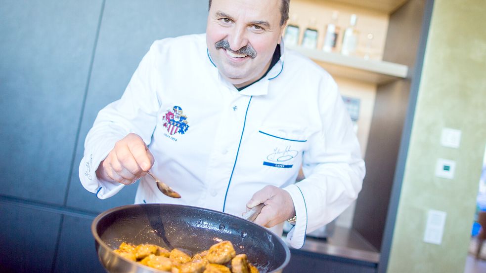 Tipps zum Grillen: Johann Lafer rät zur Trockenmarinade. Feucht gewürztes Fleisch riecht für ihn wie Moped-Benzin. Foto: dpa/Rolf Vennenbernd