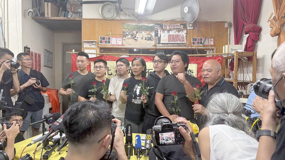 Aktuelle und ehemalige Mitglieder der pro-demokratischen Partei Hongkongs, der League of Social Democrats (LSD), geben die Auflösung der Partei bekannt. Foto: Kanis Leung/AP/dpa