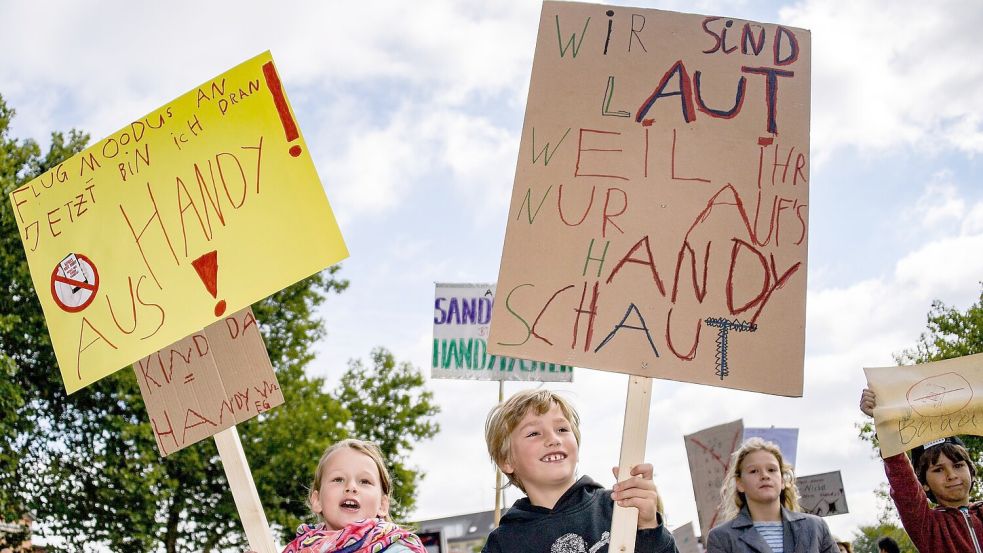 Auch Kinder sind von Eltern genervt, die ständig am Handy sind (Archivbild) Foto: Axel Heimken/dpa