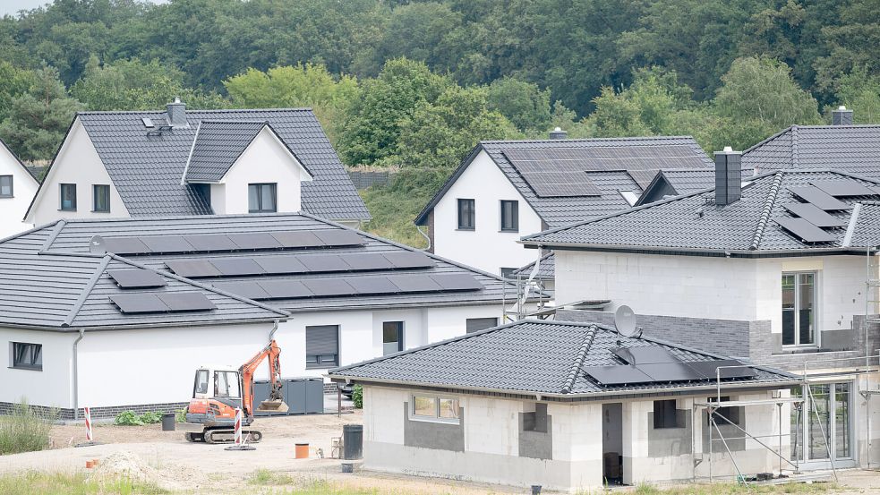 Wer beim Neubau selbst mit anpackt, kann mit der sogenannten Muskelhypothek Baukosten sparen. Foto: Sebastian Gollnow/dpa