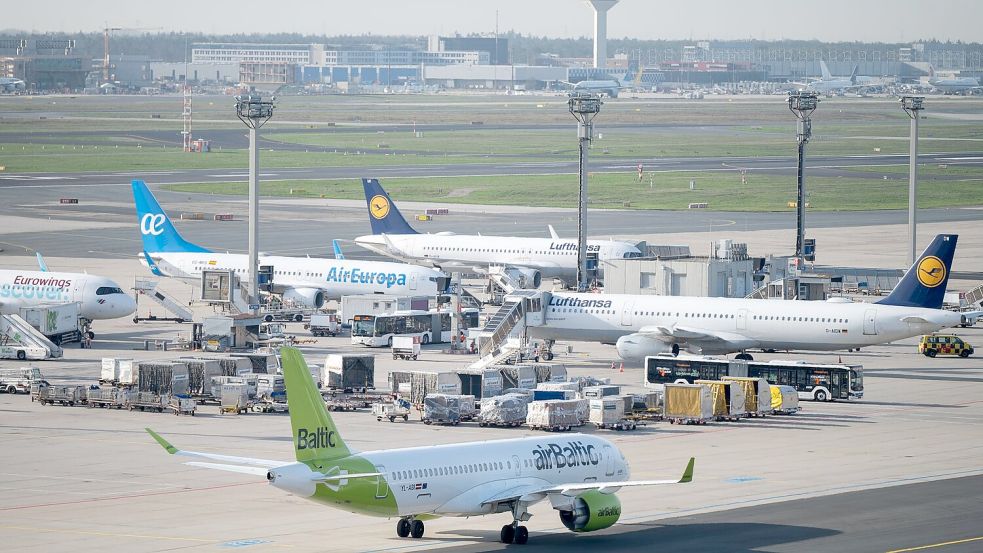 Jets von Lufthansa und AirBaltic auf dem Flughafen Frankfurt. Foto: Sebastian Gollnow/dpa