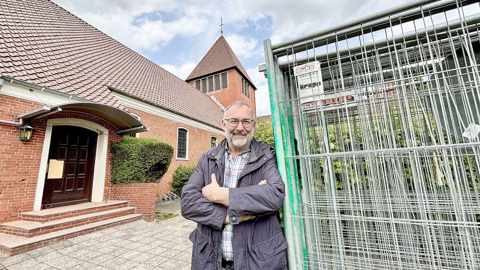 Der Bauzaun steht schon bereit bei der katholischen Kirche St. Walburga in Emden. Er wird aufgestellt, nachdem Hochaltar, Orgel und Kirchbänke ausgeräumt sind, sagt Pfarrer Georg Pützer. Fotos: Klaus Ortgies
