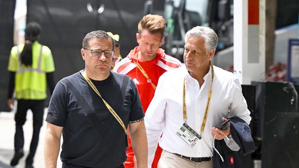 Max Eberl (l) beim Spiel des FC Bayern in Miami gegen Flamengo. Foto: Sven Hoppe/dpa