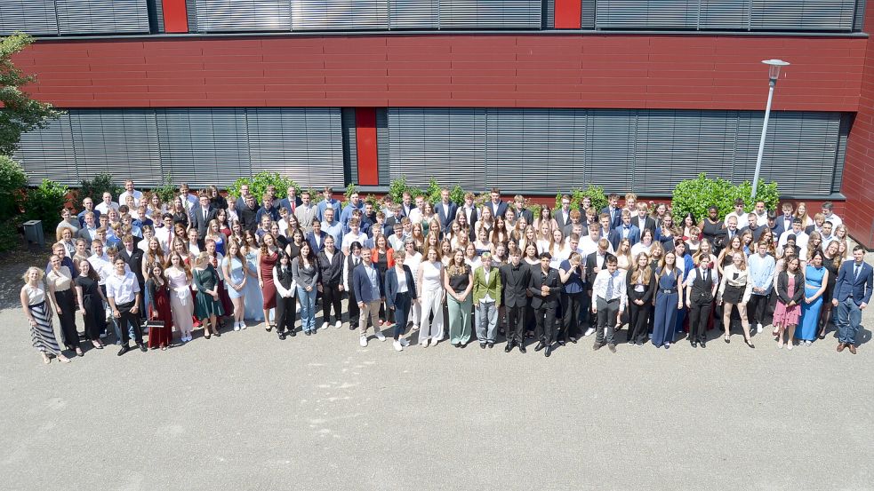 Schüler der neunten und zehnten Klassen wurden an der IGS Moormerland feierlich entlassen. Viele von ihnen bleiben auch danach noch an der Schule. Foto: privat