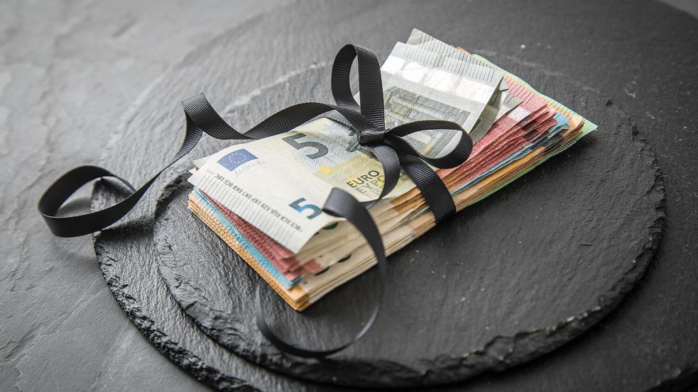 Wer täglich Bargeld einzahlen muss, zahlt bei Online-Banken drauf – sie bieten keine Bargeldversorgung. Foto: Christin Klose/dpa