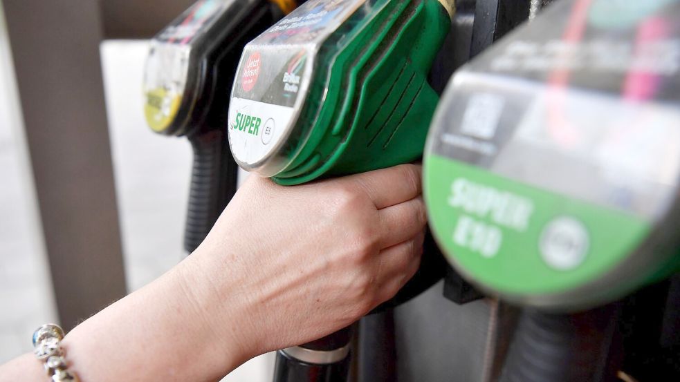 Tanken ist noch immer teurer als vor der Eskalation in Nahost - dabei ist der Ölpreis wieder gefallen. Foto: Paul Zinken/dpa