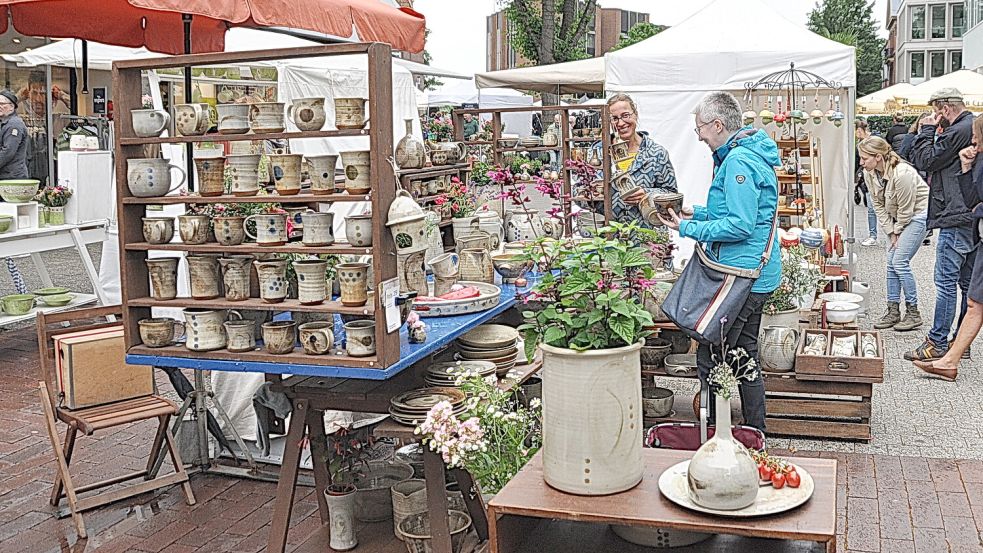 Der Töpfermarkt lockt zahlreiche Besucher in die Leeraner Innenstadt. Foto: Bodo/Wolters/Archiv