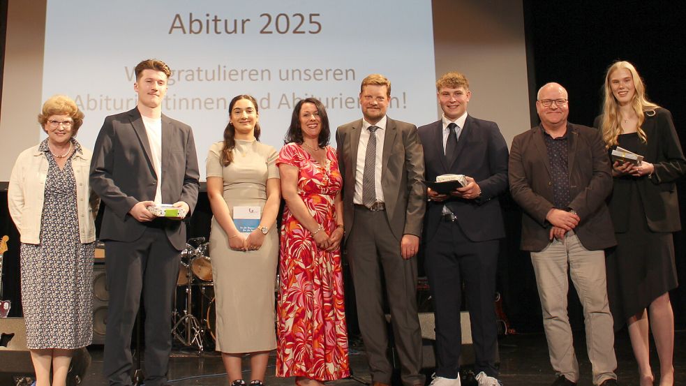 Ðas Foto zeigt die Jahrgangsbesten mit Ihren Tutorinnen und Tutoren (von links) Tutorin Christine Thies mit Maximilian Boos, Hülya Babac mit Tutorin Sandra Lücht, Tutor Hendrik Banneke mit Mattis Holzenkämpfer, Tutor Holger Kröning mit Jule Meinders. Foto: privat