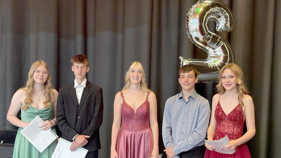 Mit dem Sozial-Oscar wurden Leonie Neeland (von links), Lasse Groß, Charlotte Krummen, Devin Leimberger und Selin Holstein ausgezeichnet. Foto: Dirk Hellmers