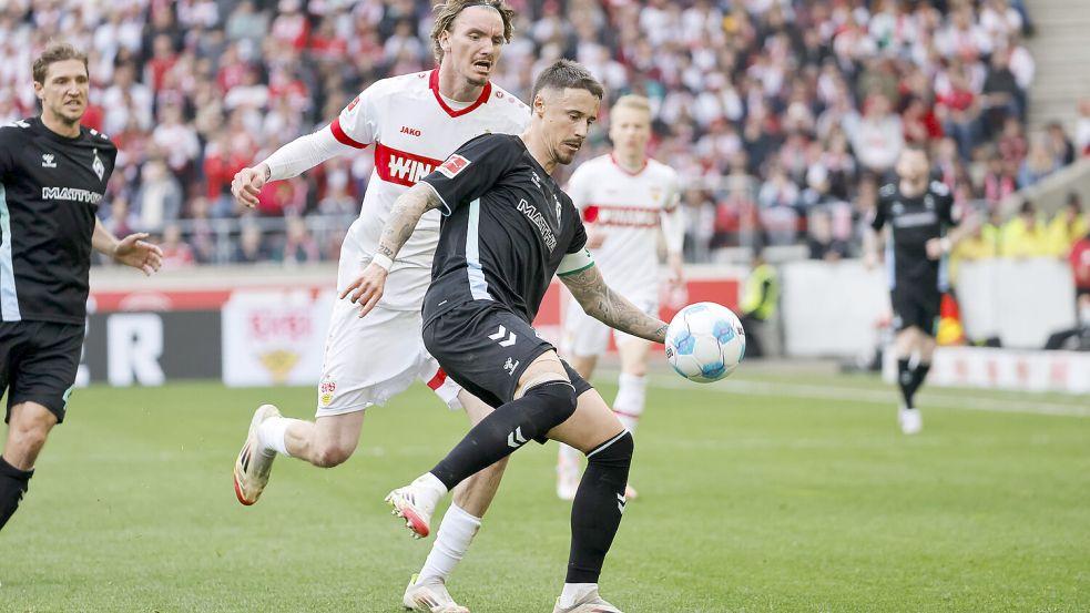 Kapitän Marco Friedl (rechts) kommt mit Werder Bremen am 19. Juli nach Emden. Foto: Imago