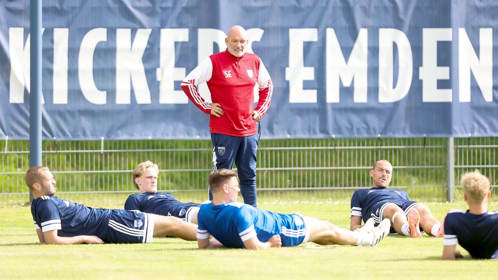Auch Kräftigungsübungen gehören mit zur Vorbereitung bei Kickers Emden dazu. Am Mittwoch bricht die Mannschaft auf, um in den Niederlanden ein Trainingslager abzuhalten. Foto: Jens, Doden, Emden