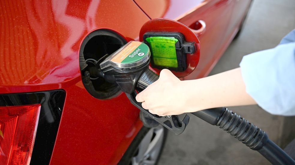 Teures Tanken: Die Energiepreise beeinflussen die Inflation stark (Archivbild) Foto: Philip Dulian/dpa