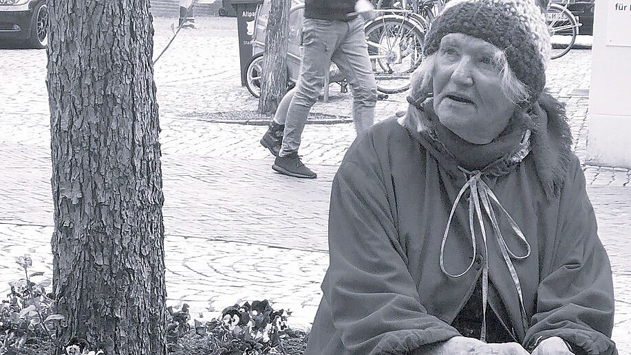 Typisch: So kannten viele Meta „Rosi“ Valkema. Das Bild entstand vor wenigen Jahren in der Großen Straße. Foto: Thomas Fröhling