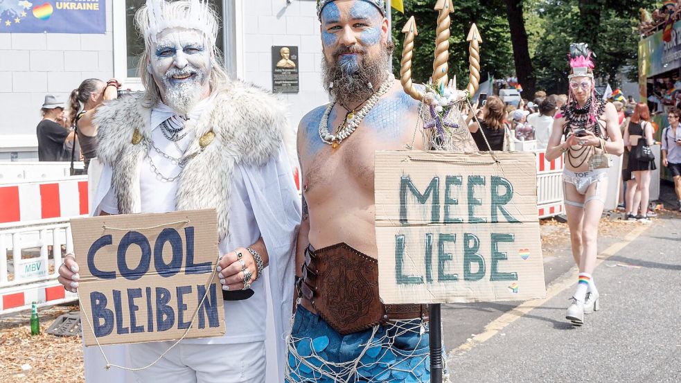 Cool bleiben: Der Appell eines Teilnehmers an einem Christopher Street Day (CSD) in Hamburg. (Illustration) Foto: Markus Scholz/dpa