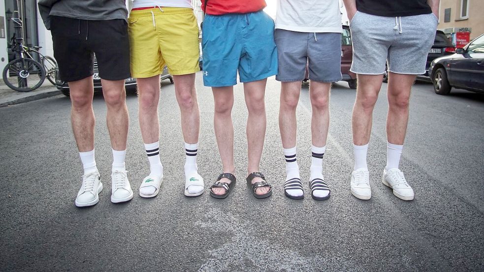Weiße Tennissocken, vielleicht gar in Sandalen? Was modisch als cool gilt, ist sehr flüchtig. Doch welche Menschen wir cool finden, scheint recht stabil zu sein - auch über Ländergrenzen hinweg. Foto: Alexander Blum/dpa