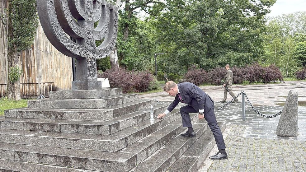 Außenminister Johann Wadephul (CDU) stellt in der Holocaust-Gedenkstätte Babyn Jar eine Kerze ab und legt einen Stein nieder. Foto: Jörg Blank/dpa