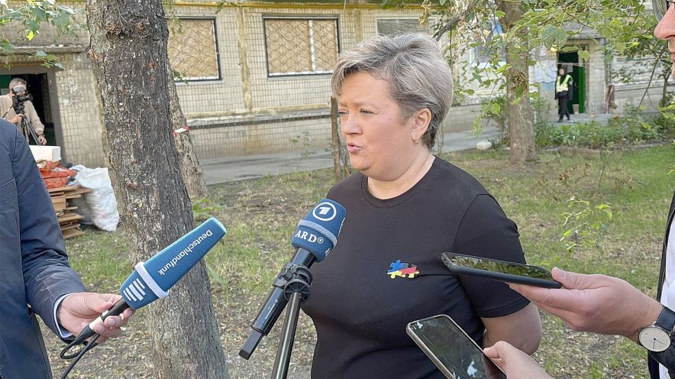 Die Wohnung einer Mitarbeiterin der deutschen Botschaft in Kiew wurde bei den Raketenangriff am 17. Juni durch die Druckwelle beschädigt. Foto: Jörg Blank/dpa