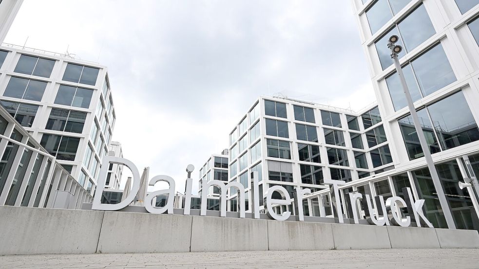 Daimler Truck steht jetzt auf der schwarzen Liste der russischen Regierung. (Archivbild) Foto: Bernd Weißbrod/dpa