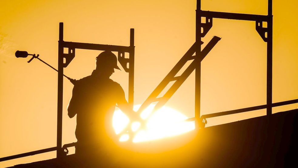 Hitze macht Bauarbeitern zu schaffen - aber nicht nur ihnen. (Archivbild) Foto: Julian Stratenschulte/dpa