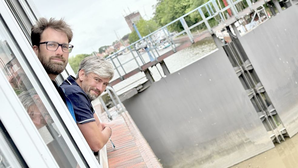 Frank Klaaßen und Jan-Dirk Holtkamp (von links) koordinieren den Hafenverkehr in Weener. Foto: Klaus Ortgies