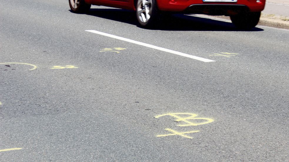 Nach dem Unfall am Samstag waren auf der Bismarckstraße am Montag noch diverse Zeichen zu sehen, die bei der Unfallaufnahme hinterlassen worden sind. Foto: Frederik Grabbe