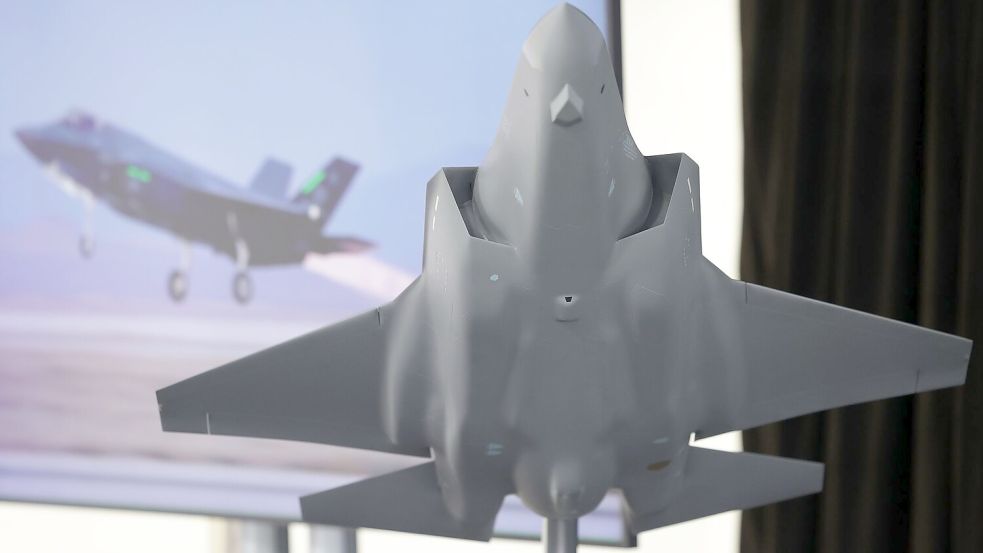 Das Modell des amerikanischen Tarnkappenbombers F35 - in Weeze soll künftig dessen Rumpfmittelteil gefertigt werden. Foto: David Young/dpa