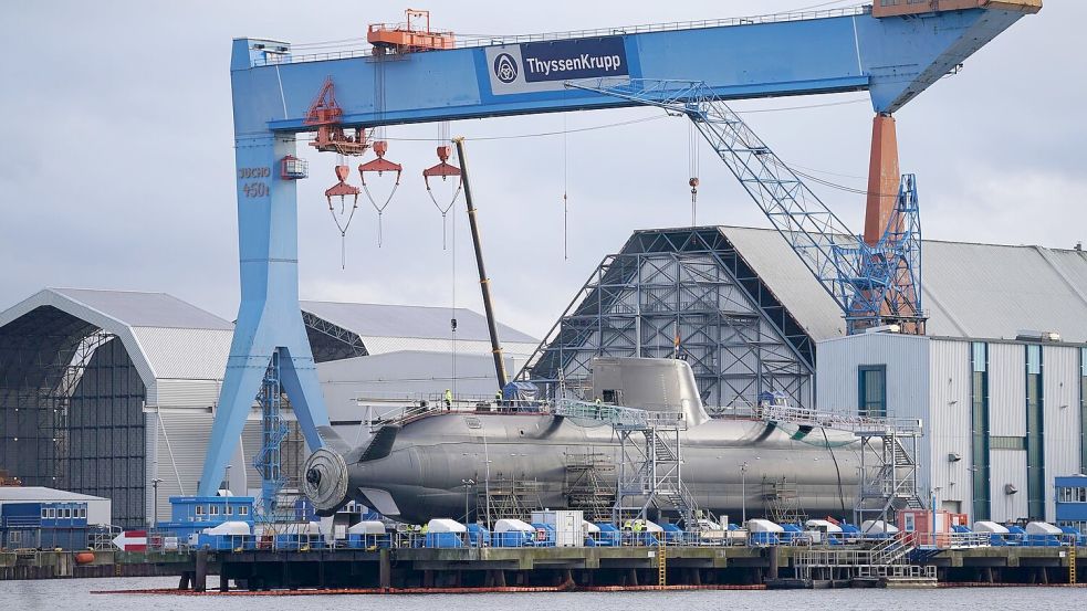 Blick auf die Kieler Werft von TKMS mit einem im Bau befindlichen U-Boot. Foto: Marcus Brandt/dpa