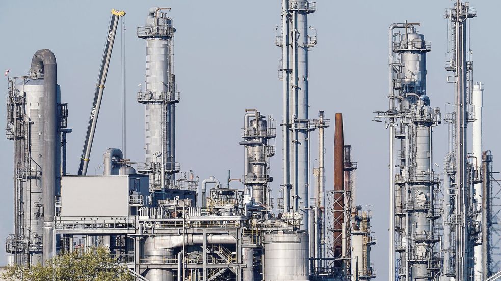 Die Stimmung in der Chemieindustrie zieht an. (Archivbild) Foto: Uwe Anspach/dpa