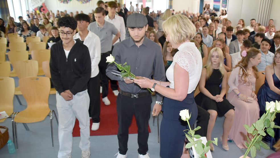 Nach der fast zweistündigen Feierstunde erfolgte am Schulzentrum Collhusen die feierliche Übergabe der Abschlusszeugnisse mit einer weißen Rose. Fotos: Ammermann