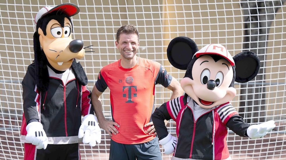 Thomas Müller in Orlando mit Goofy und Micky Maus. Foto: Sven Hoppe/dpa