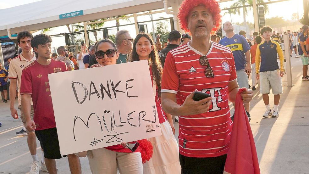 Liebling Thomas Müller: Bayern-Fans im Hard Rock Stadium in Miami. Foto: Marta Lavandier/AP/dpa