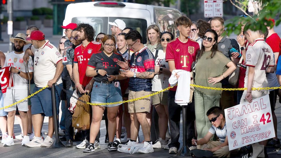 Bayern-Anhänger warten vor dem Teamhotel in Cincinnati auf die Münchner Stars wie Jamal Musiala. Foto: Sven Hoppe/dpa