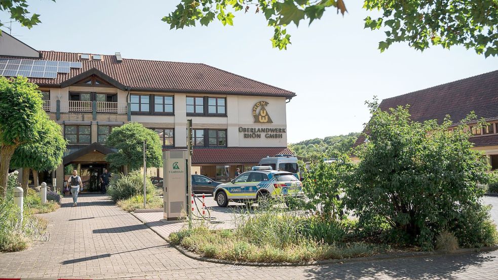 Nach dem Angriff in der Firma sind noch viele Fragen offen. Foto: Daniel Vogl/dpa