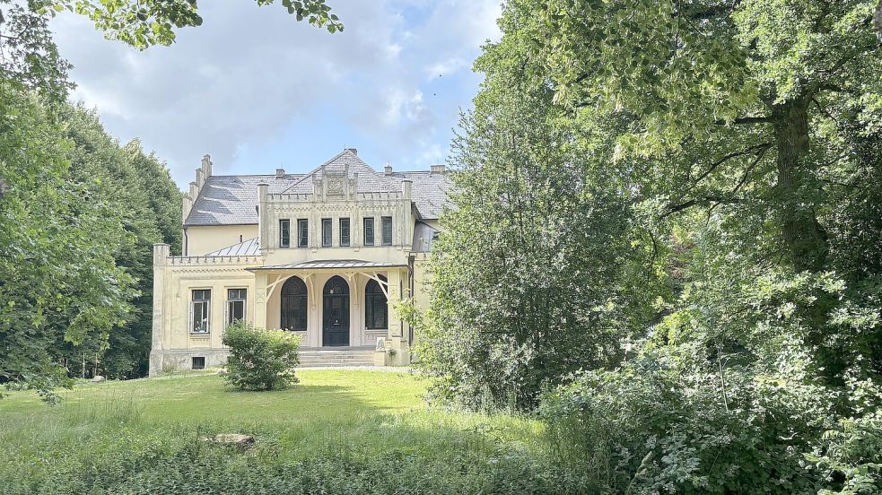 Das Fresenhaus in Loppersum. Neben dem Herrenhaus gibt es im Ort noch einige gut erhaltene Steinhäuser aus Häuptlingszeiten. Man kann sie bei einem Rundgang entdecken. Fotos: Lotta Groenendaal