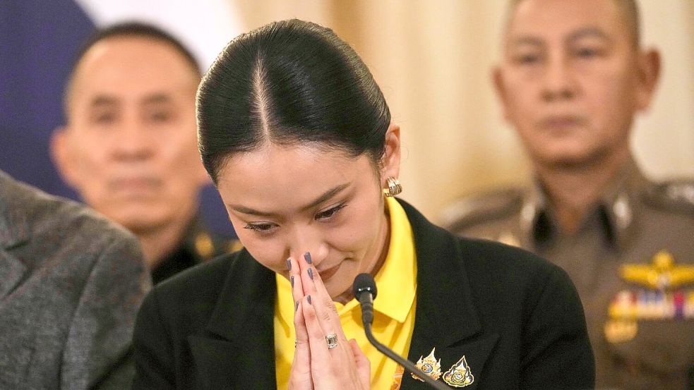 Nach umstrittenen Aussagen in einem geleakten Telefonmitschnitt war Thailands Regierungschefin unter Druck geraten. (Archivbild) Foto: Sakchai Lalit/AP/dpa