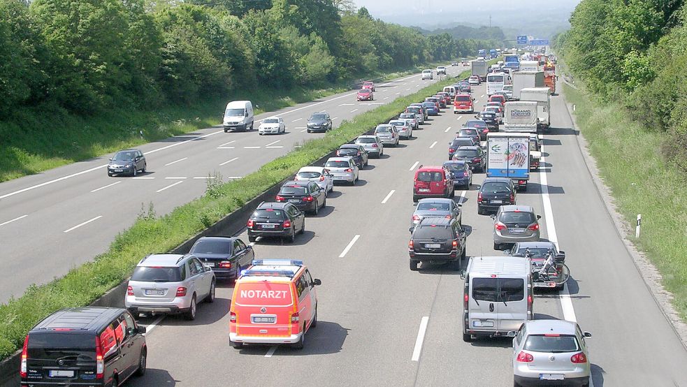 Für den Start der Sommerferien in Niedersachsen werden volle Straßen erwartet, bei Stau sollte unbedingt an die Rettungsgasse gedacht werden. Foto: ADAC