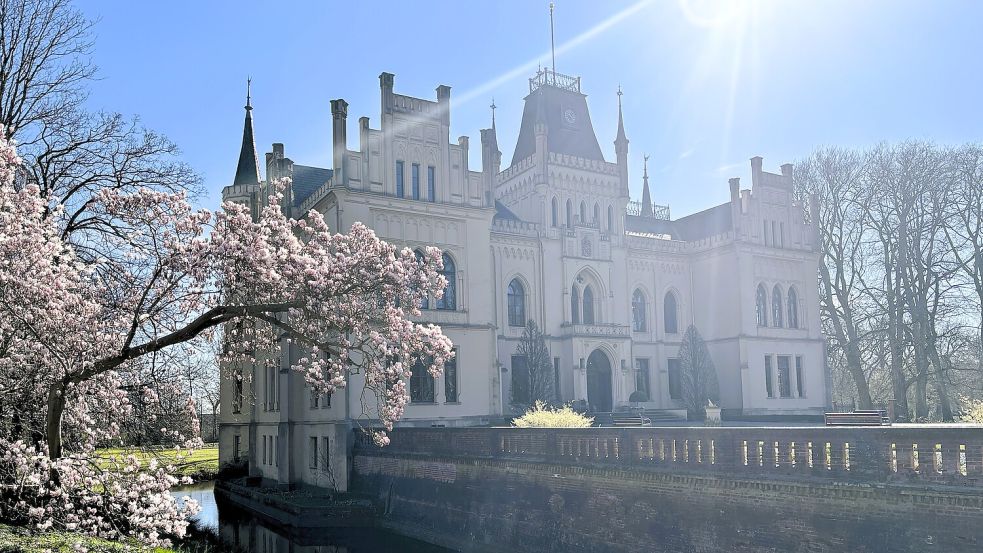 In und um das Schloss Evenburg in Leer sind im Juli einige Aktionen geplant. Foto: Vera Vogt/Archiv
