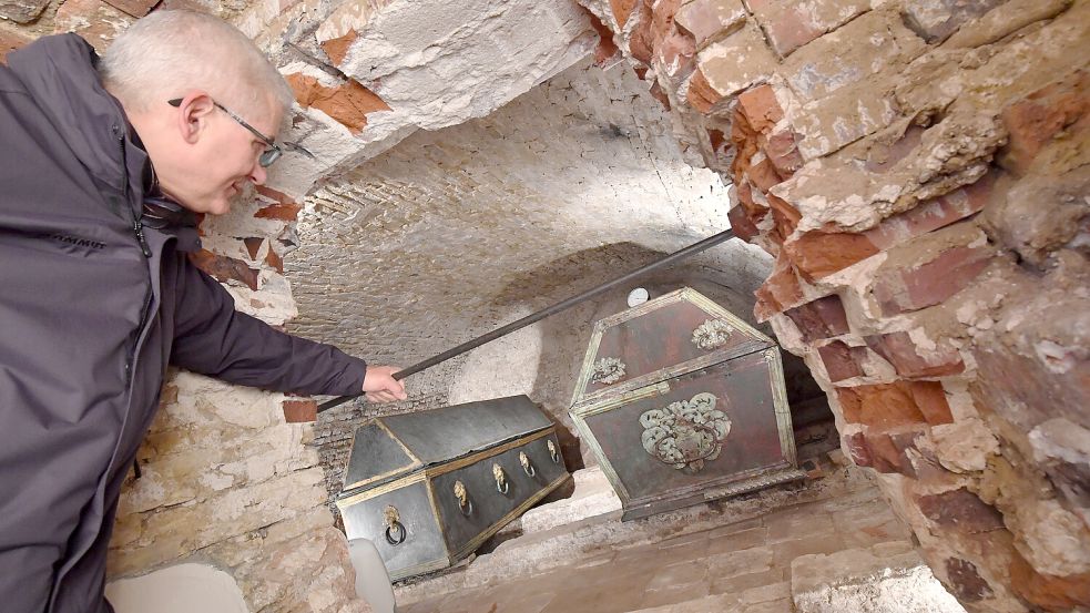 Eine Führung ermöglicht die Besichtigung der nicht öffentlich zugänglichen Grafengruft in der im 13. Jahrhundert erbauten ehemaligen Patronatskirche. Foto: Landkreis Leer