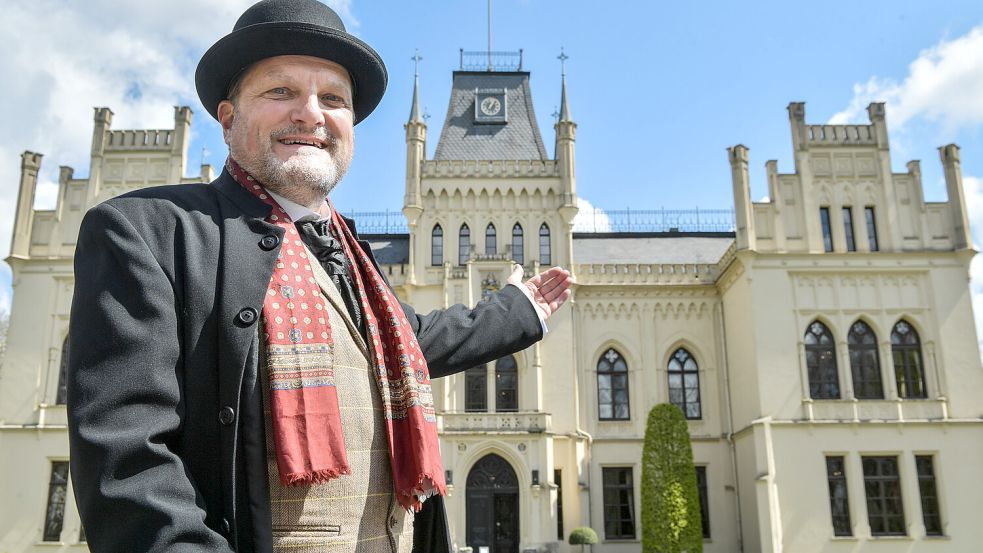 Zur Theaterführung lädt unter anderem Günter Podlich in die Evenburg ein. Foto: Klaus Ortgies/Archiv