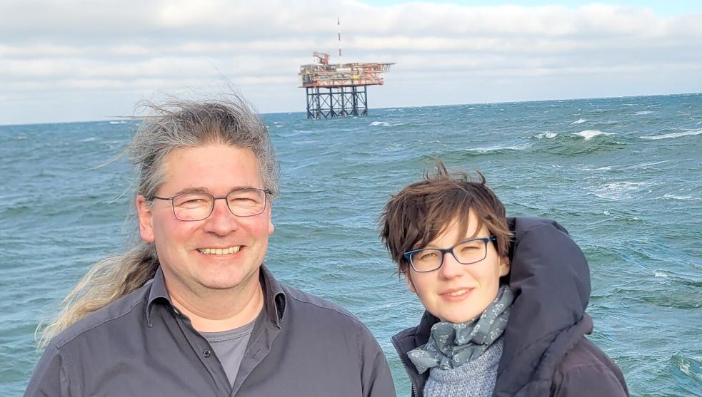 Umweltbeauftragte Sandra Franke (rechts) und Bernd Meyerer (links) von der Bürgerinitiative Saubere Luft Ostfriesland vor der Förderplattform 20 Kilometer vor Borkum. Foto: BI Saubere Luft Ostfriesland