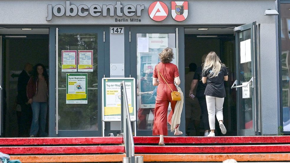 Die Arbeitslosigkeit geht im Juni nur leicht zurück. (Archivbild) Foto: Jens Kalaene/dpa