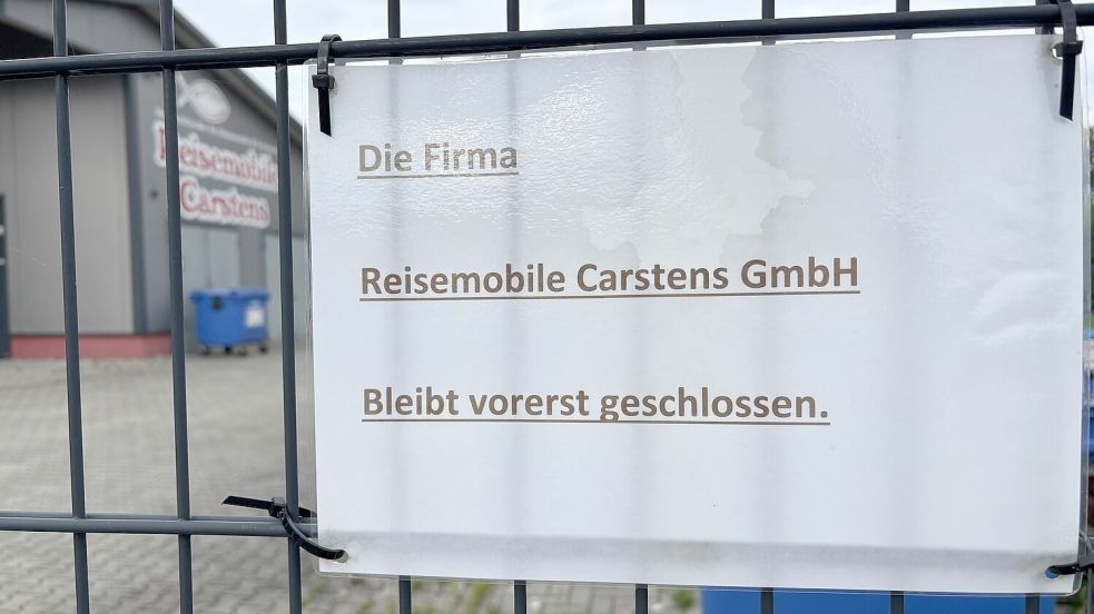 Ein Schild am Zaun des Firmengeländes weist darauf hin, dass Reisemobile Carstens „vorerst geschlossen" bleibt. Foto: Lars Löschen