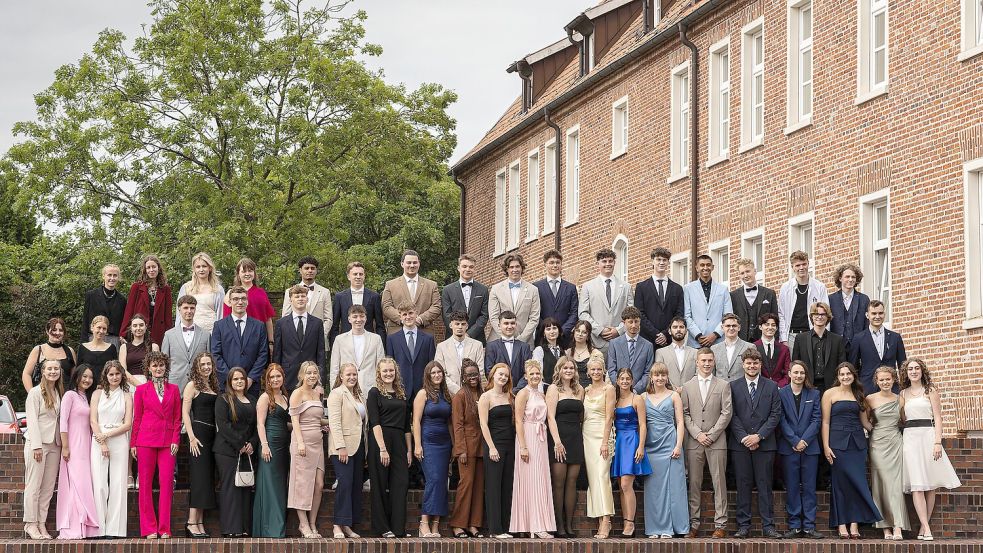 13 Jahre lang haben sie die Schulbank gedrückt. Nun freuten sich die Abiturienten am Max-Windmüller-Gymnasium über ihren Abschluss und stellten sich für ein Erinnerungsfoto auf. Foto: privat