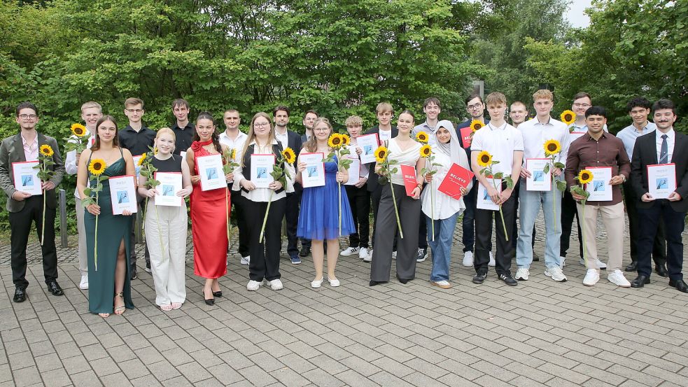 Zu einem Erinnerungsfoto stellten sich die Absolventen des Beruflichen Gymnasiums Technik der BBS II Leer auf (von links): Finn Kimi Platte, Thorge Hillen, Anneli Schoolmann, Fynn Torben Frey, Christina Schmidt, Tammo Füllbrunn, Blerta Saraci, Levin Schüdde, Jesslin Dirks, Lian Maali, Arthur Dannemann, Janina Bluhm, Miroslav Kerber, Silas Merlin Brügmann, Rena Freeks, Julian Becker, Yara Shanate, Hendrik Schnau, Sebastian Warsing, Tore Hjalmar Pittwald, Hannes Sinningen, Jeremy Elias Adam, Hadi Amiri, Mahdi Amiri und Mohamed Wahbeh. Foto: privat