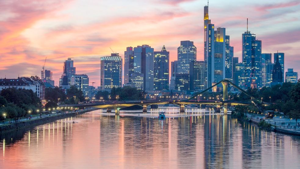 Finanzplatz Frankfurt: Die neue EU-Behörde soll von hier aus Geldwäsche in Europa bekämpfen (Archivbild) Foto: Boris Roessler/dpa