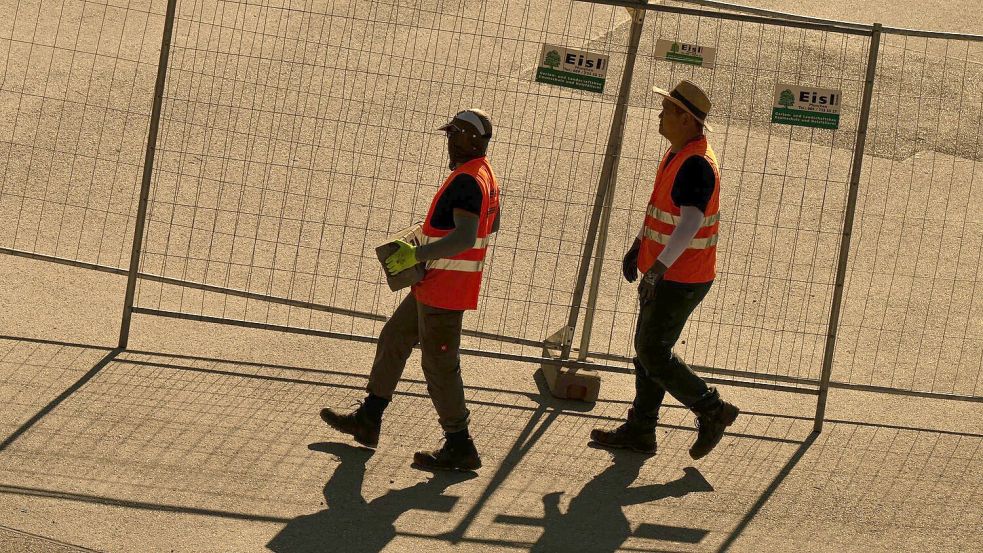 Arbeiten in der Hitze: In Berufen wie dem Bau eine besondere Gefahr. Foto: Peter Kneffel/dpa
