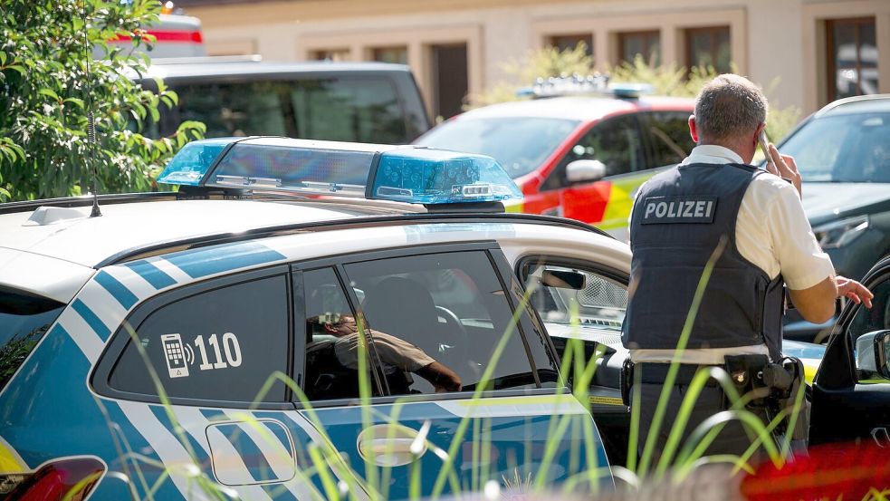 Zahlreiche Kräfte von Polizei und Rettungsdienst rückten aus. Foto: Daniel Vogl/dpa