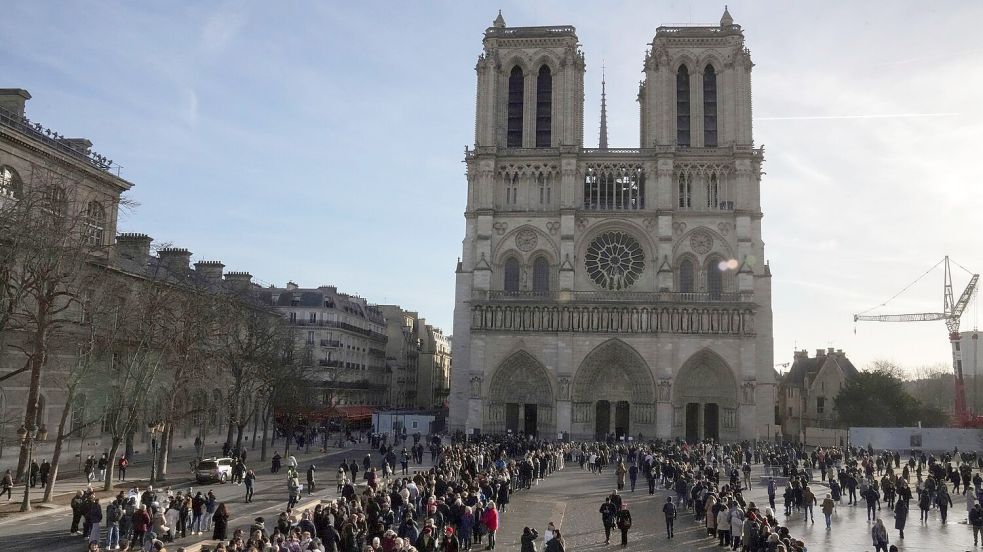 Nach sechsjähriger Renovierung sollen ab 20. September wieder die beiden Türme der Pariser Notre-Dame öffnen. (Archivbild) Foto: Thibault Camus/AP/dpa
