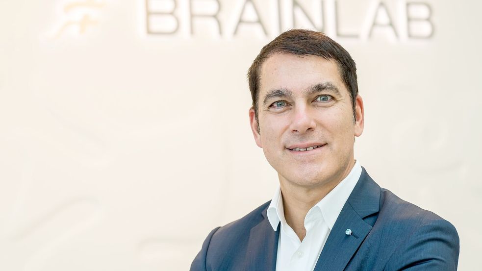 Brainlab-Gründer Stefan Vilsmeier im Jahr 2021. Nun hat das Unternehmen seinen Börsengang kurzfristig abgeblasen. (Archiv) Foto: Peter Kneffel/dpa